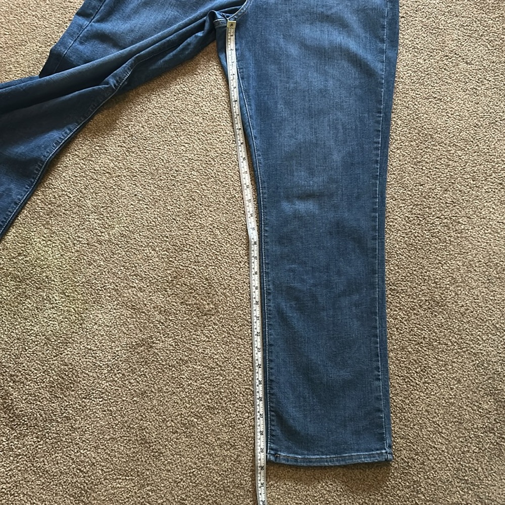 Levi’s Women's Classic Mid Rise Straight-Leg Jean - Picture 11 of 14
